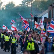 Demonstranter visar sitt missnöje med att asylsökande bor på hotell i Storbritannien. 