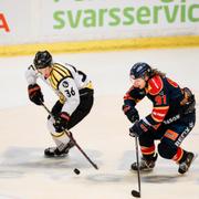 Brynäs Linus Ölund (tv) jagas av Djurgårdens Axel Jonsson-Fjällby under torsdagens ishockeymatch i SHL mellan Djurgården Hockey och Brynäs IF på Hovet.