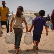 Barn med vattendunkar i Gaza.