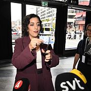 Liberalernas partiledare Simona Mohamsson (L) anländer till Sveriges Radios slutdebatt med partiledarna på Kulturhuset Stadsteatern i Stockholm.