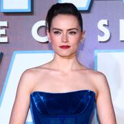 Brittiska skådespelaren Daisy Ridley spelar återigen Rey Skywalker i nya filmen ”The rise of Skywalker”.