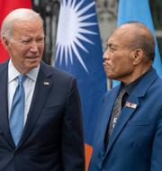Joe Biden tillsammans med Kiribatis president Taneti Maamau. Mark Schiefelbein / AP