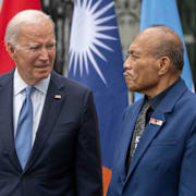 Joe Biden tillsammans med Kiribatis president Taneti Maamau. Mark Schiefelbein / AP