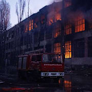 Bild tagen av Ukrainas räddningstjänst och distribuerad till AFP. En byggnad står i lågor i Odesa efter en rysk attack under natten till den 13 december.