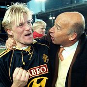 Johan Mjällby och Stefan Söderberg firar SM-guldet 1998.