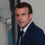 Emmanuel Macron utanför Elyseepalatset i Paris