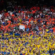 Svenska och nederländska fans i gårdagens match. 