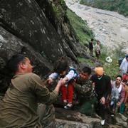 Indisk militär evakuerar människor i Uttarakhand.