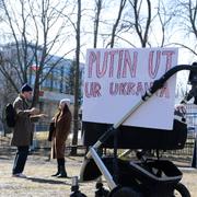 Demonstration mot Rysslands invasion av Ukraina utanför den ryska ambassaden i Stockholm. Bild från 6 april, 2022. 