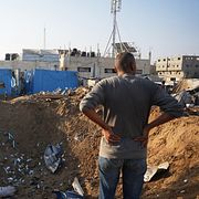 En man ser resultatet av ett israeliskt luftangrepp nära ett sjukhus i centrala Gaza. Bilden togs förra veckan.