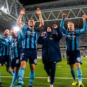 Djurgårdsspelarna firar med sina supportrar.