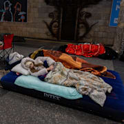 Människor i Kyiv tar skydd i tunnelbanan i samband med en rysk attack mot staden. 