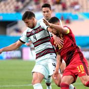 Belgiens Eden Hazard och Portugals Ruben Dias. 