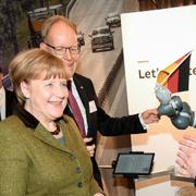 Tysklands förbundskansler Angela Merkel och statsminister Stefan Löfven besöker Kunglinga Ingenjörsvetenskapsakademien (IVA) på tisdageseftermiddagen.