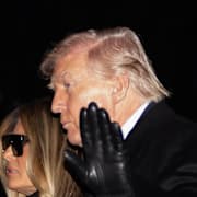 USA:s president Donald Trump och hans fru Melania Trump anländer till Vita huset under måndagen.