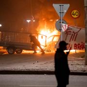 En banderoll med texten "Nej till koranbränning. Missbruka ej yttrandefriheten" placerad i rondellen vid Ramels väg.  Arkivbild från 3 september.