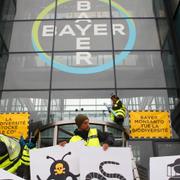 Miljöaktivister protesterar utanför Bayer-huvudkontoret i Frankrike. 