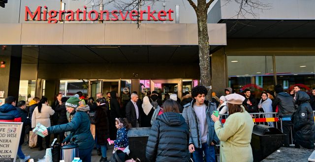 Flyktingar i kö utanför Migrationsverket i Sundbyberg. Jonas Ekströmer/TT