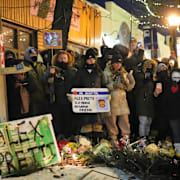 Minnestund på platsen där Alex Pretti sköts till döds.