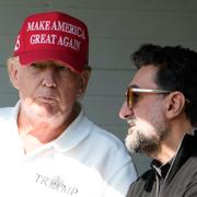  Yasir al-Rumayyan och USA:s tidigare president under en golfturnering på Trump National Golf Club