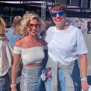 Dilara Asardag och Anna Sendra utanför Friends Arena inför Taylor Swifts Stockholmskonsert. 