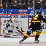 Pontus Petterström gör det avgörande 3-2 målet i förlängningen under måndagens SM-slutspel i ishockey, semifinal 4 i bäst av 7, mellan Skellefteå AIK och Djurgårdens IF i Skellefteå Kraft Arena