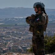 Arkivbild på en UNIFIL-medarbetare vid gränsområdet mellan Israel och Libanon.