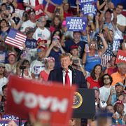 Trump stödtalar för partikollega.