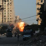 Rök stiger efter ett israeliskt luftangrepp i Gaza stad.