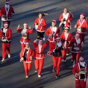 Människor utklädda till jultomtar deltar i ett gatlopp på julaftonsmorgon i Madrid. Det är en årlig tradition och i år deltog tusentals människor.