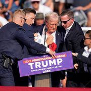 Trump efter skjutningen.