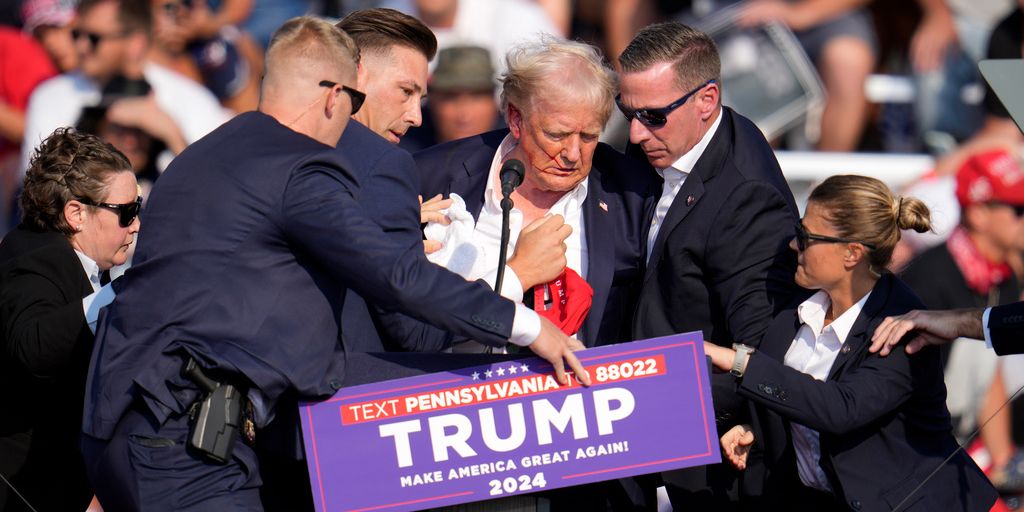 Trump efter skjutningen.
