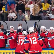 Norska landslaget i ishockey firar efter vinsten mot Sverige.
