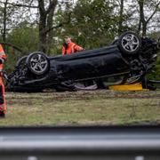 Bärgare på plats efter att en bil voltat av Inre ringvägen strax innan Trafikplats Sege i Malmö tidigt på lördagsmorgonen.