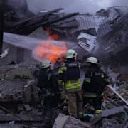 Räddningsarbetare i Charkiv efter en rysk attack den 2 januari i år.