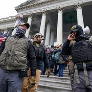 Medlemmar i Oath Keepers framför Kapitolum den 6 januari 2021.