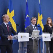 Försvarsminister Pål Jonson (M), Mikael Oscarsson (KD) och Anna Starbrink (L) under en pressträff om stöd till Ukraina. 