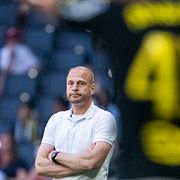 AIK:s  tränare Andreas Brännström under match i juni 2023.
