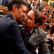 Pedro Sánchez omfamnas av Unidas Podemos-ledaren Pablo Iglesias