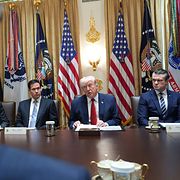 Donald Trump i möte med ministrarna  Marco Rubio och Pete Hegseth