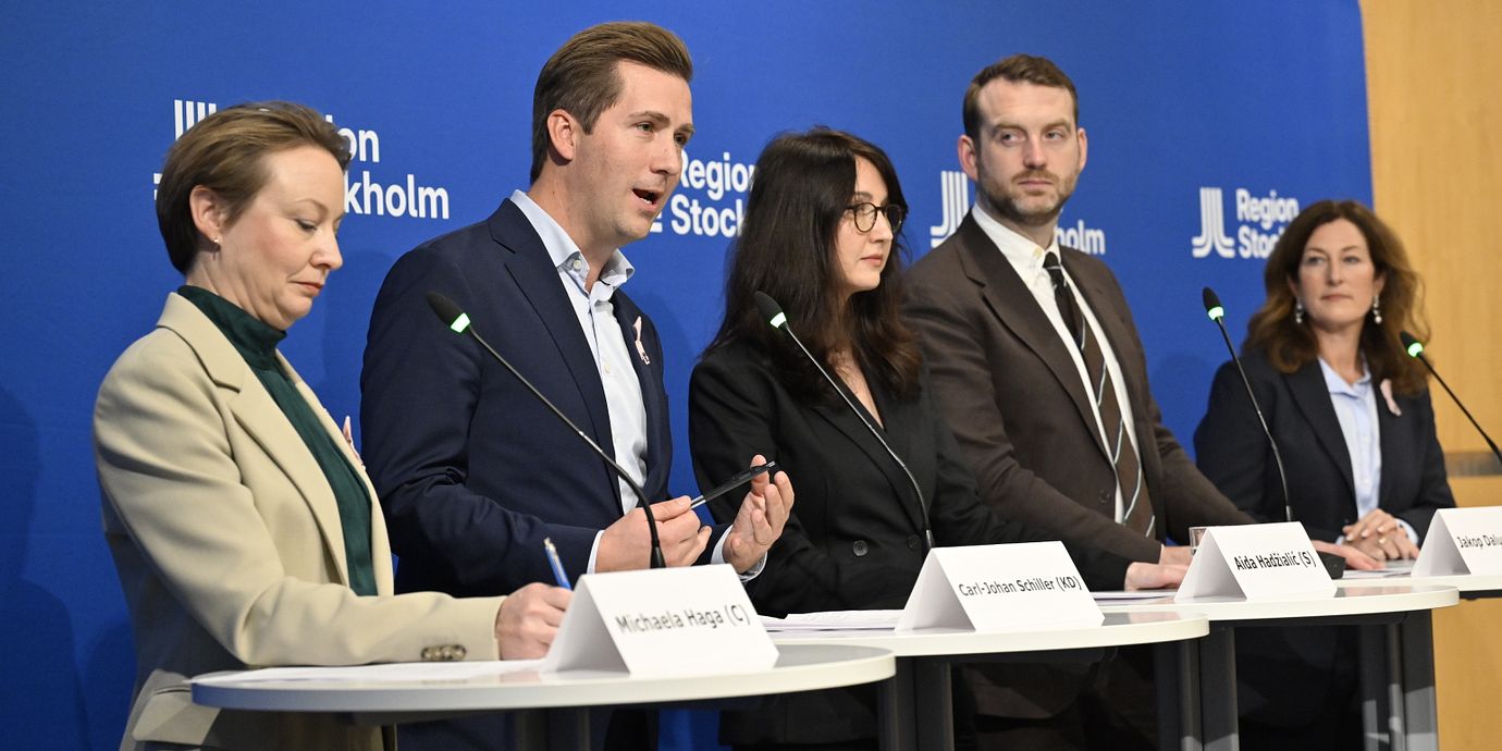 Carl-Johan Schiller (KD), Aida Hadzialic (S), Jakop Dalunde (MP) och Amelie Tarschys Ingre (L) under Stockholmskoalitionens pressträff.