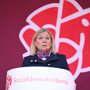 Socialdemokraternas partiledare Magdalena Andersson (S) håller jultal i Kärrtorp centrum. 
