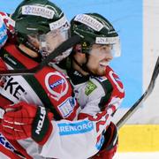 Frölundas Lukas Bengtsson uppvaktas av Oscar Fantenberg efter 2-3 målet.