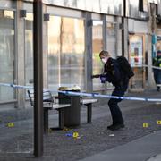 Polisens tekniker undersöker brottsplatsen.