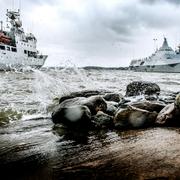 Korvetten HMS Visby (till höger) vid Berga i november 2014.