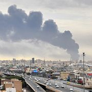 Rökutveckling från Kuwaits internationella flygplats efter att en drönare slagit ner i en bränsledepå den 25 mars 2026.