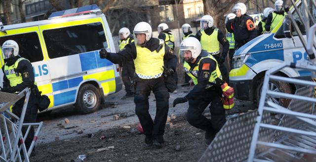 Poliser under upploppen i Örebro. Kicki Nilsson/TT