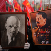 V-ledaren Nooshi Dadgostar. De tidigare Sovjetledarna Josef Stalin och Vladimir Lenin i bild.