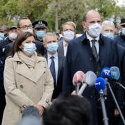 Frankrikes premiärminister Jean Castex flankerad av Paris borgmästare Anne Hidalgo och Darmanin.