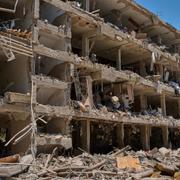 En skadad byggnad i Tel Aviv efter en attack från Iran söndagen den 22 juni 2025.